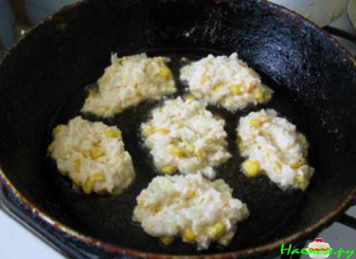 Постные луковые котлеты с грибным соусом