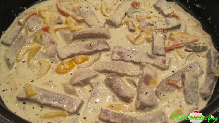 Спагетти с языком, сладким перцем и прованскими травами Спагетти с языком, сладким перцем и прованскими травами