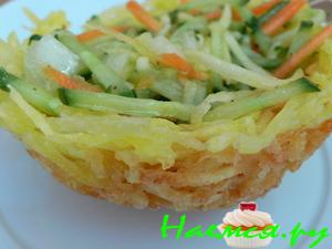 Картофельные гнезда с салатом