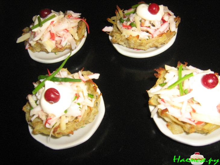Картофельные корзиночки с крабовой начинкой Картофельные корзиночки с крабовой начинкой