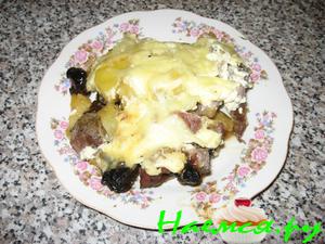 Картофель с мясом и черносливом