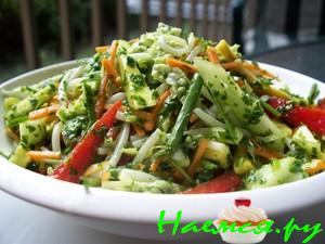 Салат овощной с рисовой лапшой