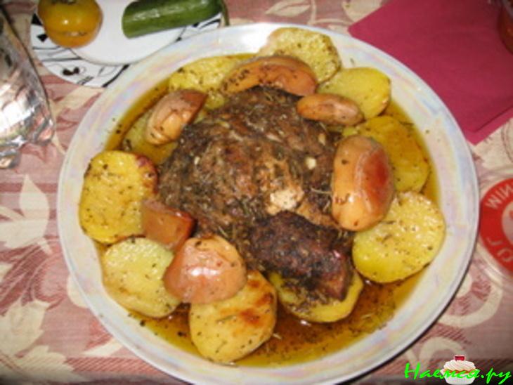 Свинина запечённая с айвой и картофелем
