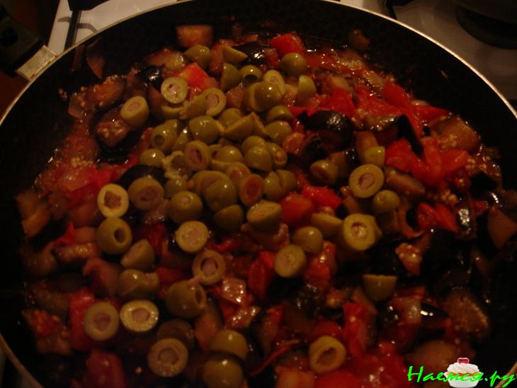 Баклажаны с оливками и помидорами