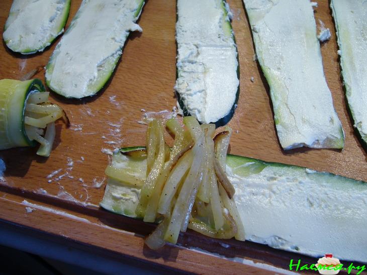 Рулетики из цуккини с кольраби