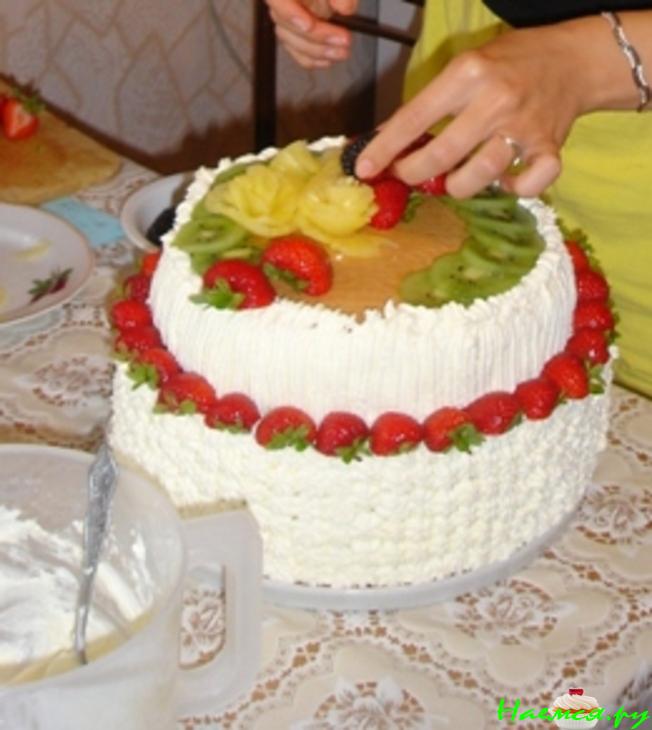 Торт "Лукошко с фруктами" со взбитыми сливками