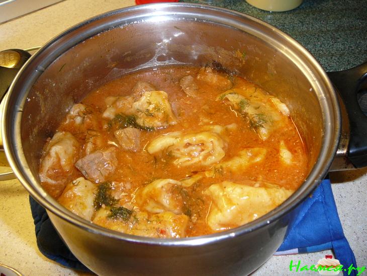 Мясо с луковыми рулетиками