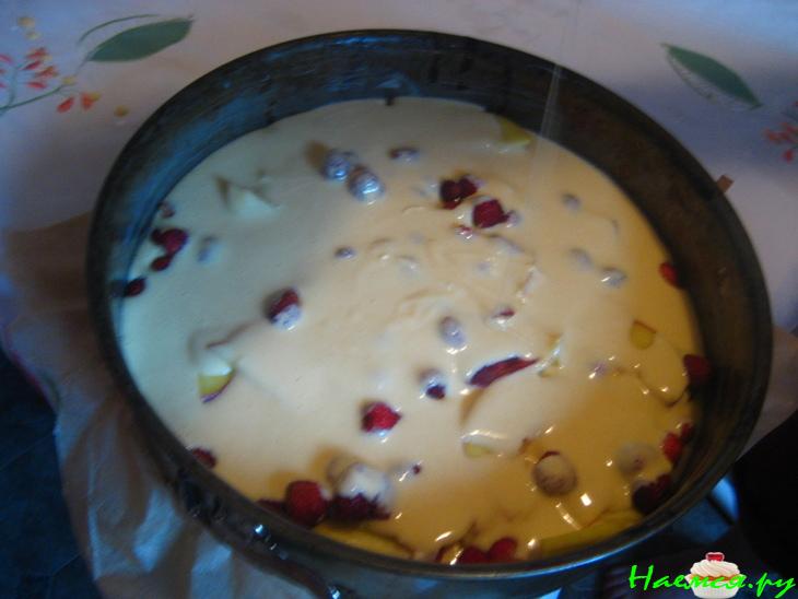 Шарлотка с персиками и земляникой