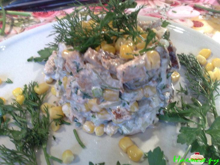 Салат из тунца с кукурузкой и огурчиком