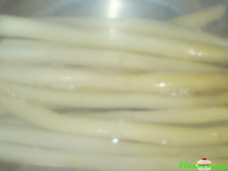 Салат из спаржи, стручков горошка и рыбы