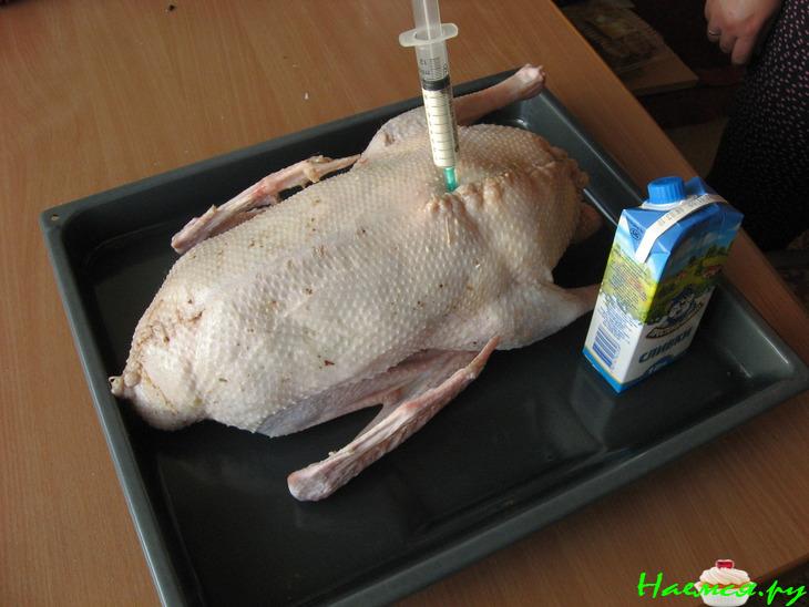 Гусь рождественский с яблоками и черносливом