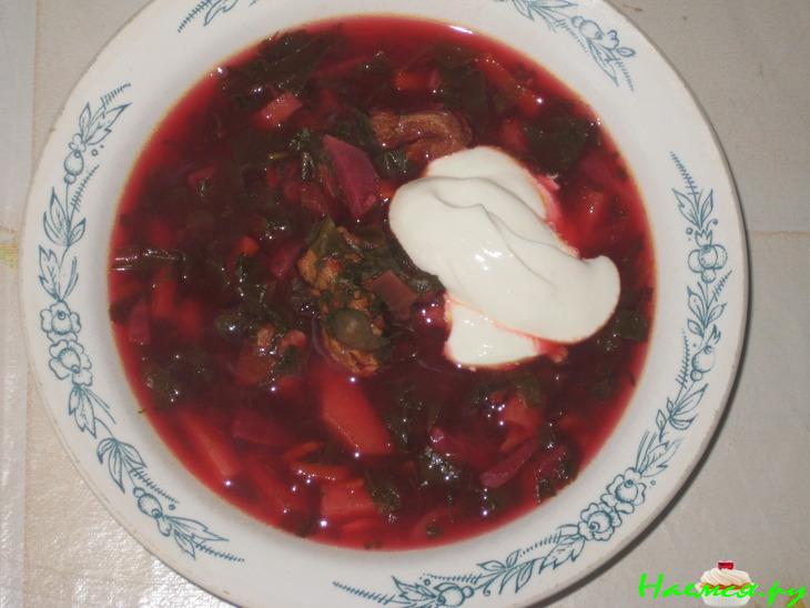 Борщец с зеленью, тушенкой и каперсами