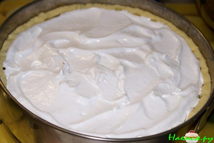 Яблочный пирог на сметане с безе