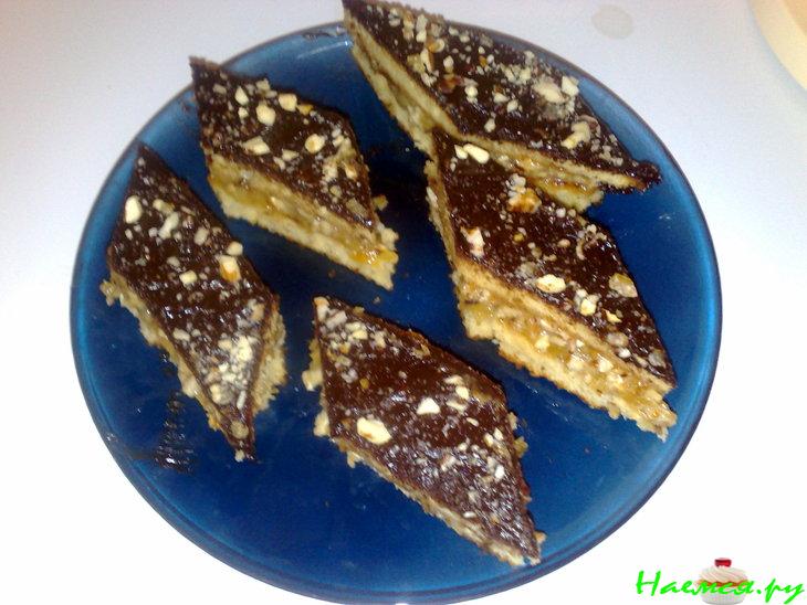 Пирожное в шоколадной глазури с орехами и изюмом