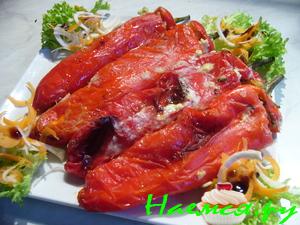 Перцы, запеченные со смесью сыров и зелени