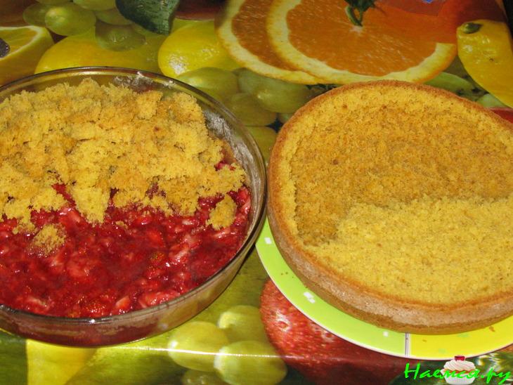 Торт с клубникой, вкусный и влажный