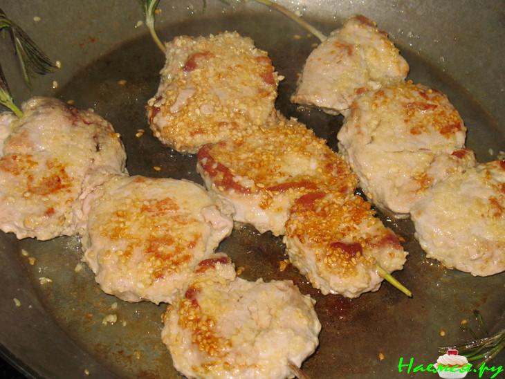 Медальоны из свинины в кунжуте на розмариновых шпажках Медальоны из свинины в кунжуте на розмариновых шпажках