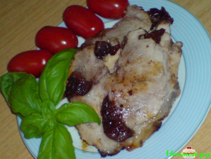 Мясо, запеченное под сметанно-горчичным кремом и нашпигованое черносливом