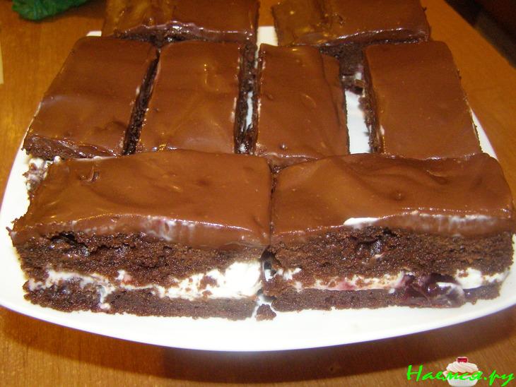 Шоколадно-вишнёвые пироженки