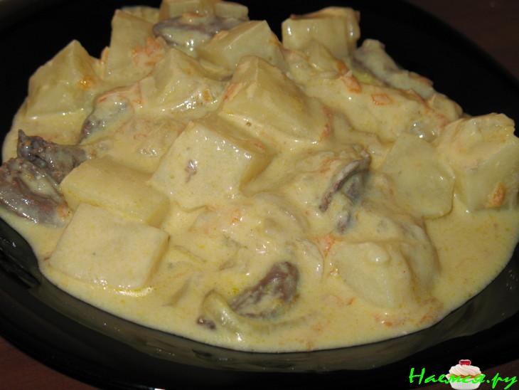 Тушеная в сметане картошка с сердечками «Колхозная»