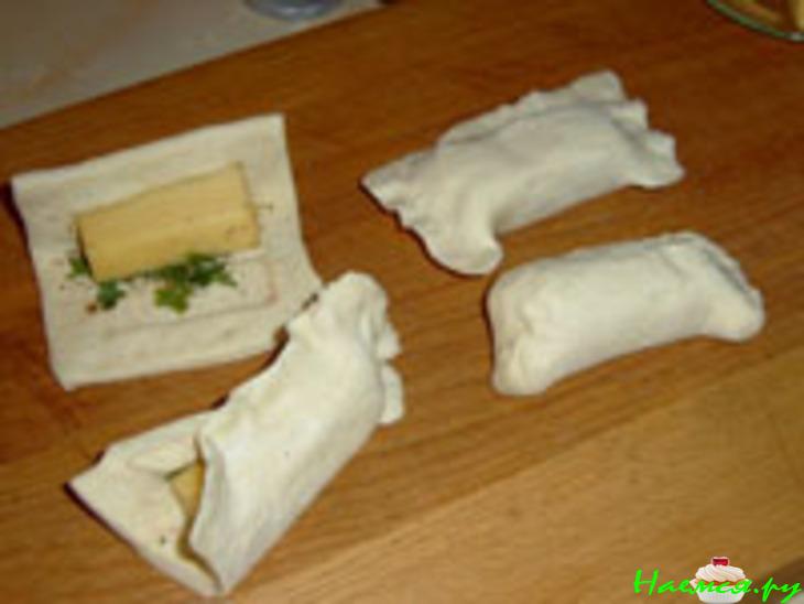 Сырные "пончики" из слоеного теста