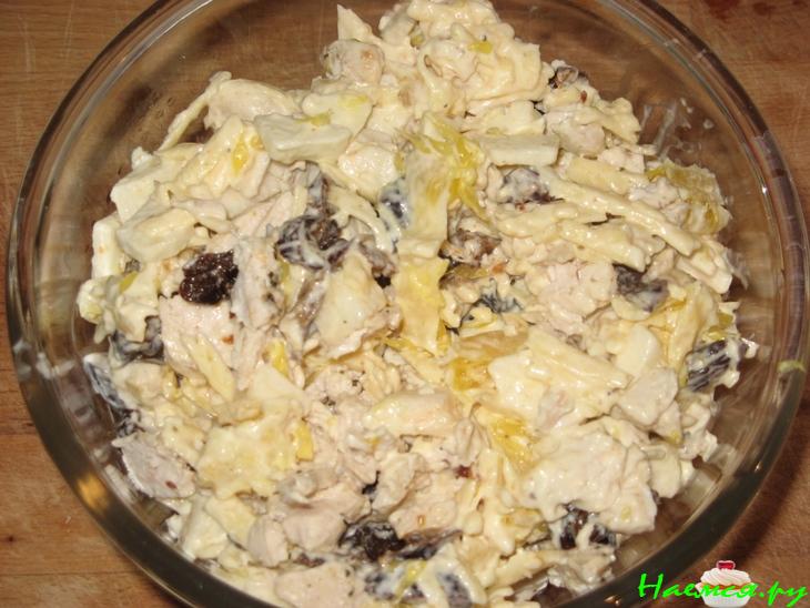 Китайский куриный салат с черносливом