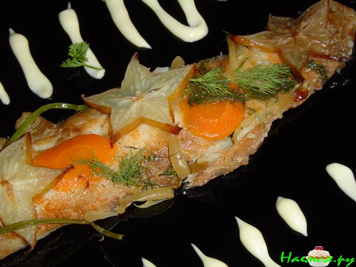 Рыба, запеченная под соевым соусом с карамболой