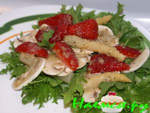 Салат с грибами, спаржей и клубникой