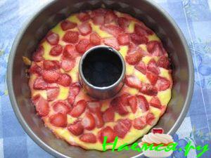 Творожно-манный пудинг с ягодами