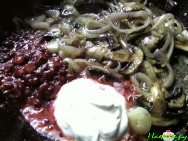 Карп в клюквенно-грибном соусе