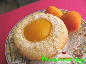 Пирожное с персиками