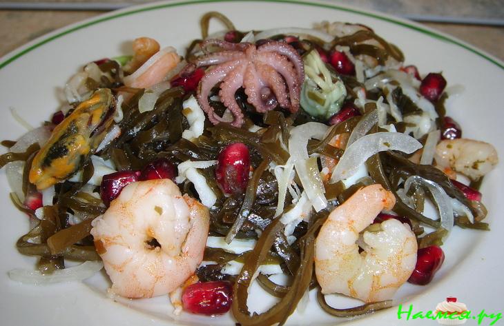 Салат из морской капусты с морепродуктами