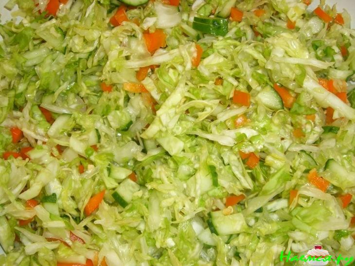 Салат весенний со свежей капустой