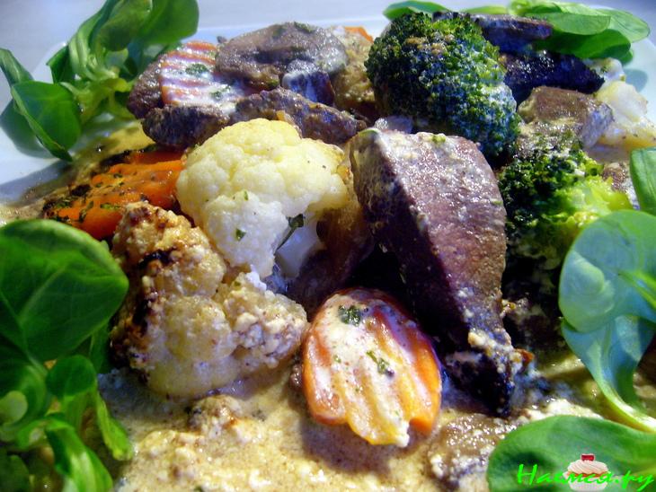 Печень, запеченная в сливочном соусе с овощами и грибами Печень, запеченная в сливочном соусе с овощами и грибами