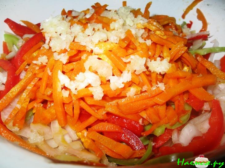 Салат овощной с чесноком