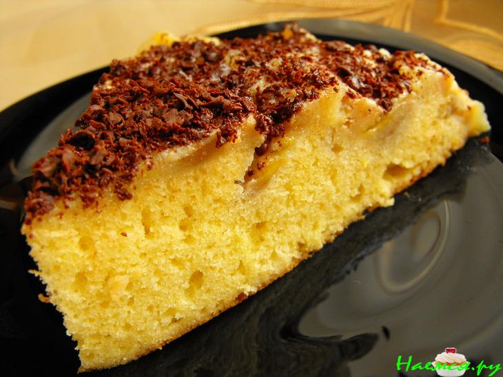 Пирог-перевертыш с бананами и сливочно-карамельным соусом