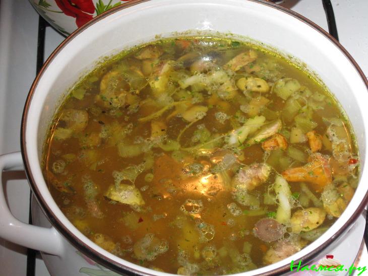 Суп с лисичками и шампиньонами Суп с лисичками и шампиньонами