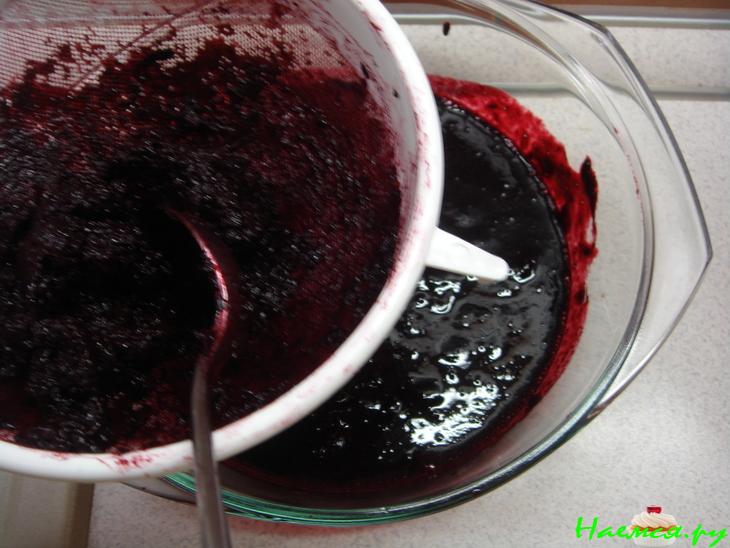 Миндальный торт с муссом из черной смородины