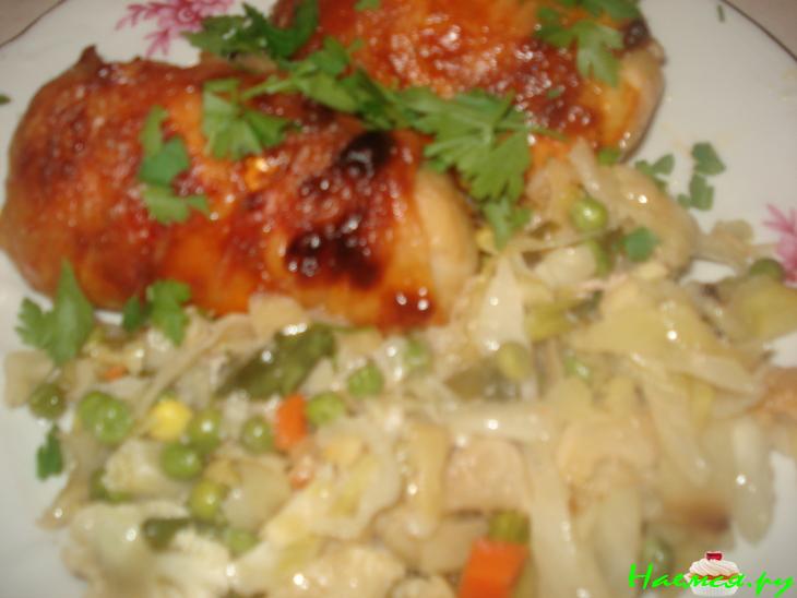 Голубцы в куриных шкурках на овощной подушке