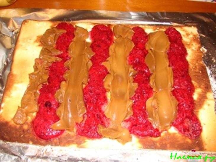 Рулет с клюквой и варёной сгущёнкой