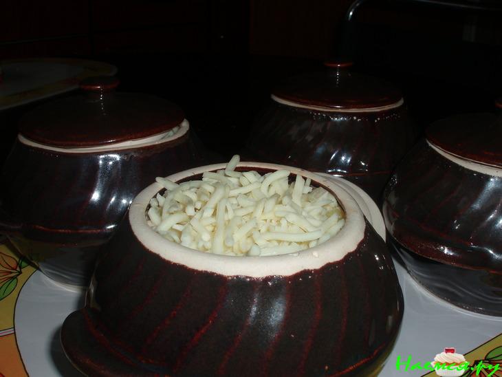 Картофель в горшочке с мясом и грибами