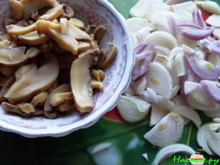 Судак под грибной шубой, с сырной сеточкой