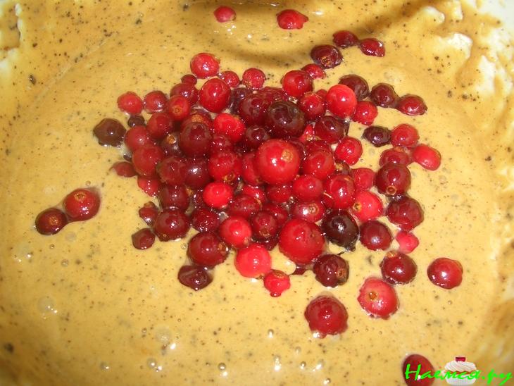 Кофейный пирог с клюквой и шоколадом