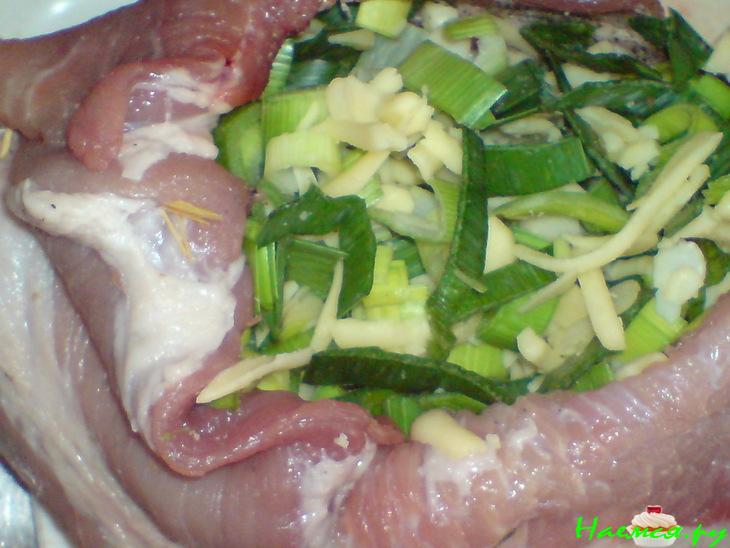 Свиная грудинка, начинённая пореем и сыром