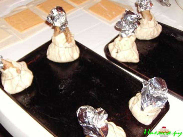 Куриные ножки в слоёных "мешочках"