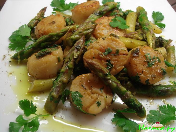 Морские гребешки со спаржей Морские гребешки со спаржей