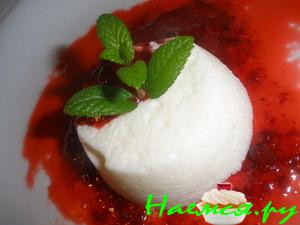 Нежный йогуртовый мусс с клюквенно-апельсиновым соусом