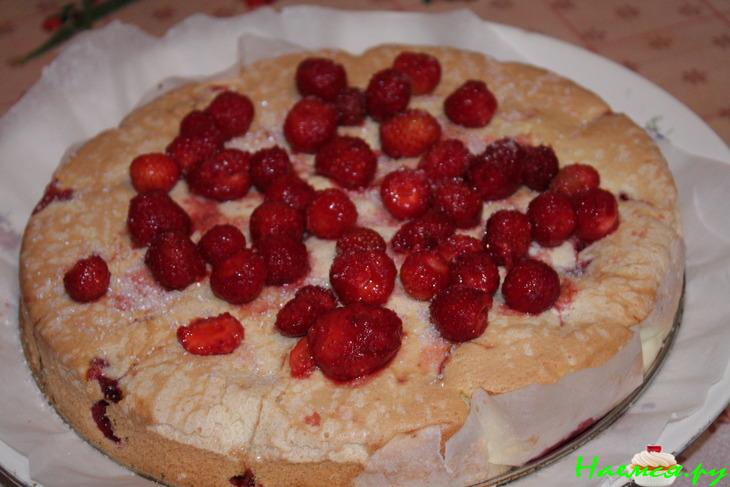 Бисквитный пирог с клубникой Бисквитный пирог с клубникой