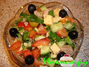 Салат с печенью трески, сыром, огурцами, помидорами и маслинами