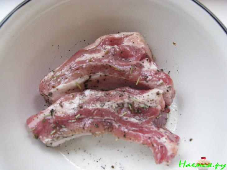 Рёбра и чеснок в сметанном соусе